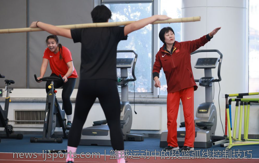 篮球运动中的投篮弧线控制技巧